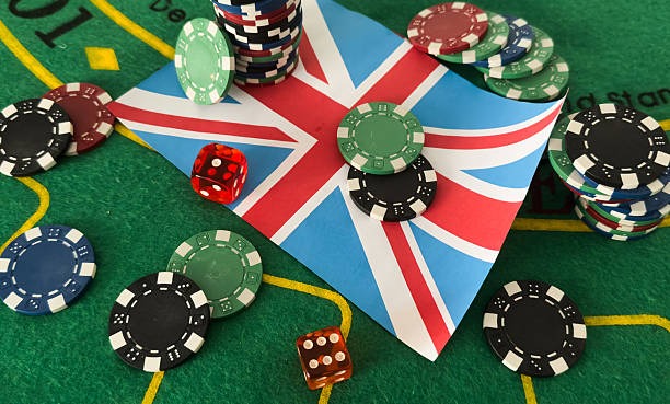 kuatbet HD roulette table with wheel close-up and live dealer in modern studio